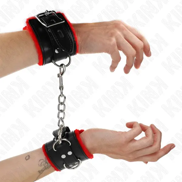 KINK - POLSBANDJES GEVOERD MET RODE VIERKANTE GATEN EN VERSTELBARE ZWARTE BAND 17-29 CM X 6 CM