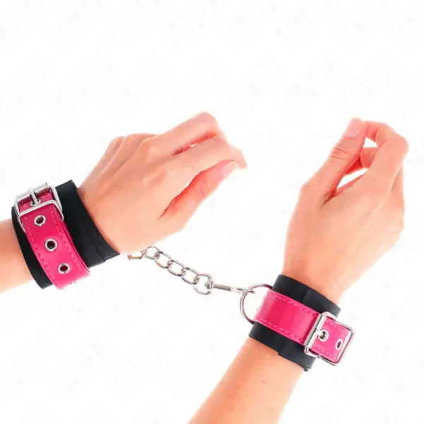 KINK - ZWARTE NYLON POLSBANDJES MET VERSTELBARE FUSCIA KUNSTLEERBAND 19-29 CM X 5,1 CM