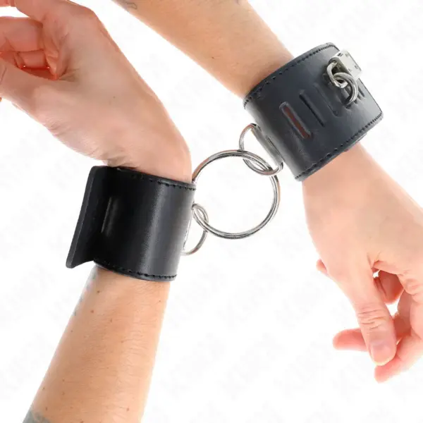 KINK - VASTE POLSBANDJES MET RING EN VERSTELBARE ZWARTE HANGSLOTSLUITING 16-23 CM X 5,5 CM