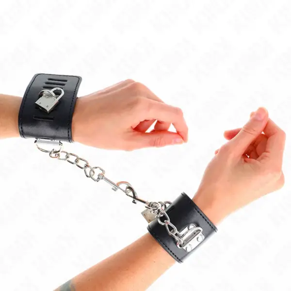 KINK - VERSTELBARE ZWARTE HANGSLOT POLSBANDJES 16-23 CM X 5,5 CM