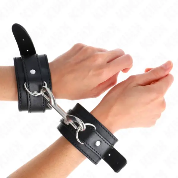 KINK - ENKELE POLSBANDJES MET VERSTELBARE ZWARTE RIJ KLINKNAGELS 17-28 CM X 5 CM