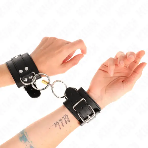 KINK - POLSBANDJES MET VERGRENDELD HANGSLOT OP RINGEN ZWART VERSTELBAAR 20-28 CM X 5,5 CM