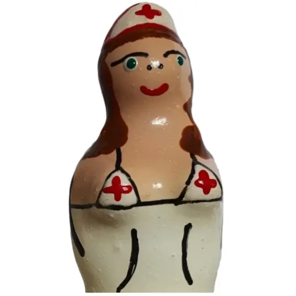 CONDOMERIE - HANDBESCHILDERDE NIEUWIGHEID CONDOOMS VERPLEEGSTER BRUNETTE