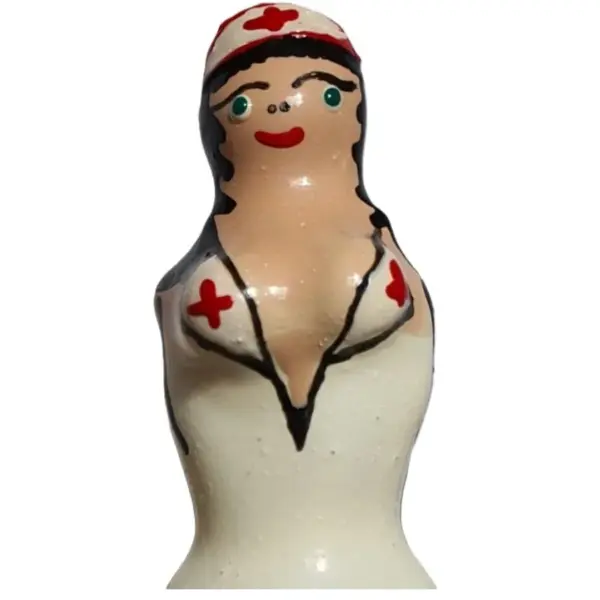 CONDOMERIE - HANDBESCHILDERDE NIEUWIGHEID CONDOOMS VERPLEEGSTER BLOND